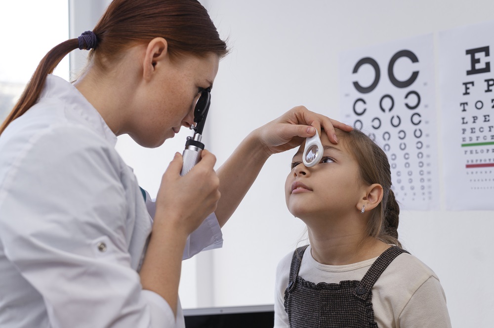 Best Eye Doctor in Viman Nagar Pune - Dr. Amit Motwani at Miracle Eye Clinic